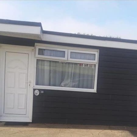 2 Bedroom Chalet Near The Beach Brading Екстериор снимка