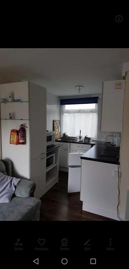 2 Bedroom Chalet Near The Beach Brading Екстериор снимка