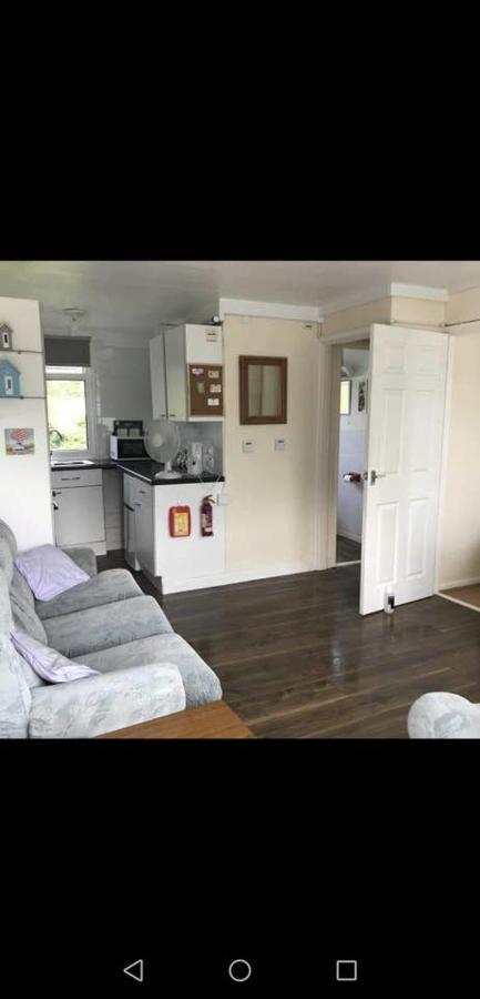2 Bedroom Chalet Near The Beach Brading Екстериор снимка