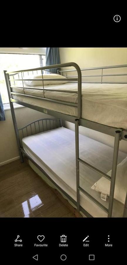 2 Bedroom Chalet Near The Beach Brading Екстериор снимка
