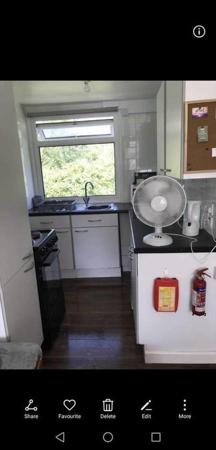 2 Bedroom Chalet Near The Beach Brading Екстериор снимка